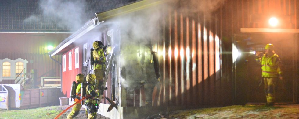 En brand bröt ut under natten till fredag på Hageby Ridklubb i Norrköping. Foto: Niklas Luks