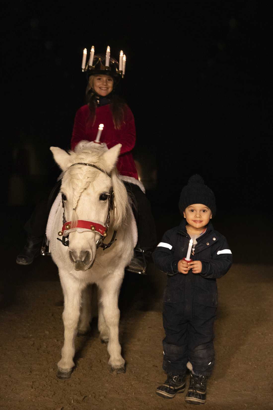 Prinsessan Estelle på sin ponny Viktor med lillebror Oscar